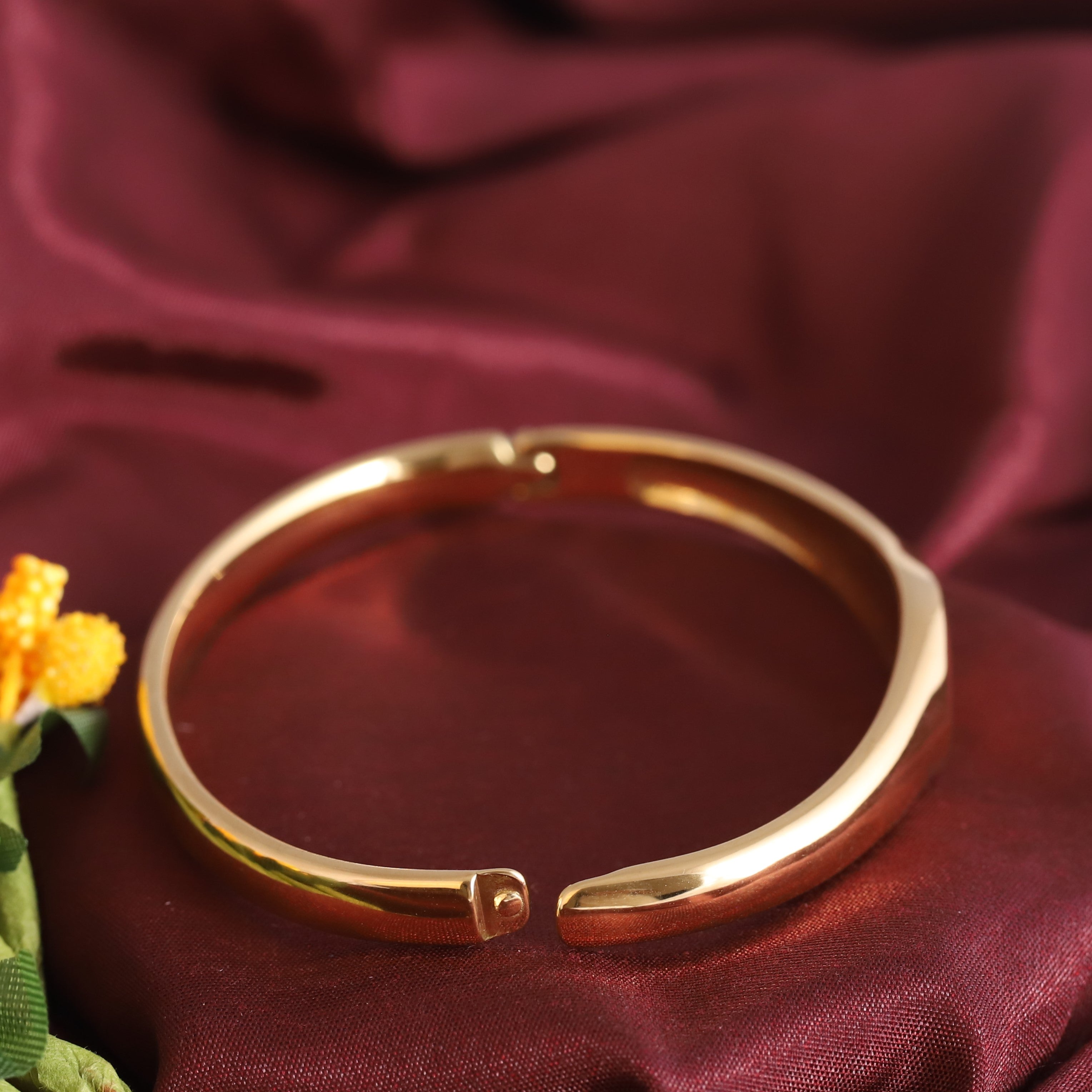 Gold-Plated Stainless Steel Lock Bracelet – Openable, Unisex & Skin-Friendly (GOLD)